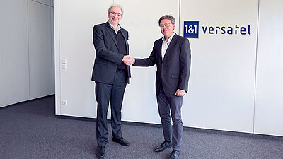 Ralf Koenzen, Geschäftsführer LANCOM Systems (l.) und Dr. Sören Trebst, CEO, 1&1 Versatel geben sich nach Vertragsunterzeichnung die Hand.