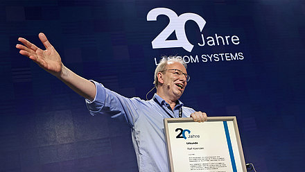 Gründer Ralf Koenzen mit „Urkunde 20 Jahre LANCOM“
